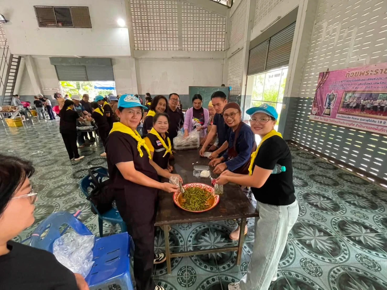 คณะเจ้าหน้าที่องค์การบริหารส่วนตำบลเรือง ได้ช่วยจัดเตรียมอาหาร ณ โรงครัวพระราชทานจังหวัดน่านมูลนิธิอาสาเพื่อนพึ่ง(ภาฯ) ยามยาก